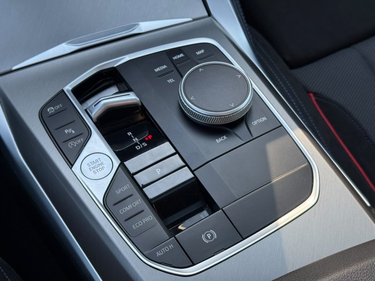 2025 BMW 220i M Sport miniatura 12