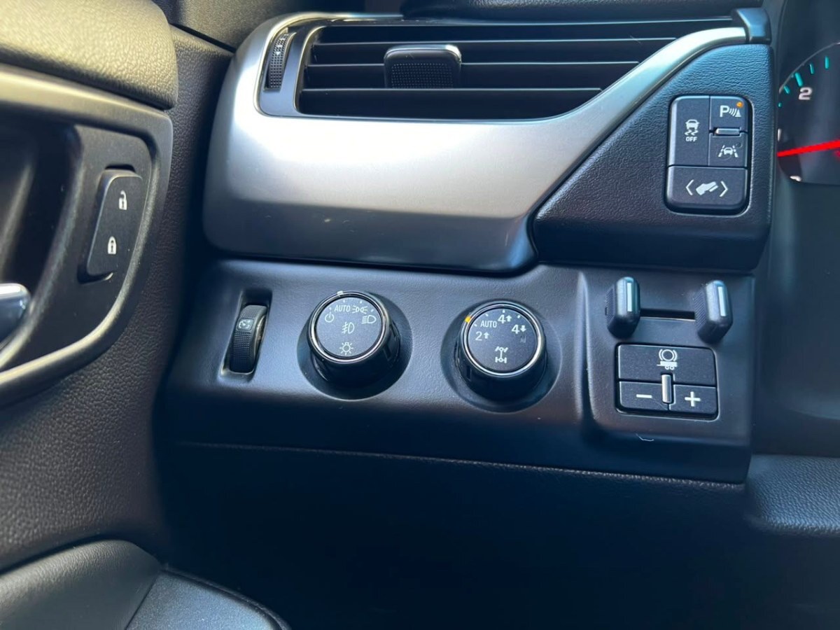 2017 Chevrolet Suburban LT miniatura 11