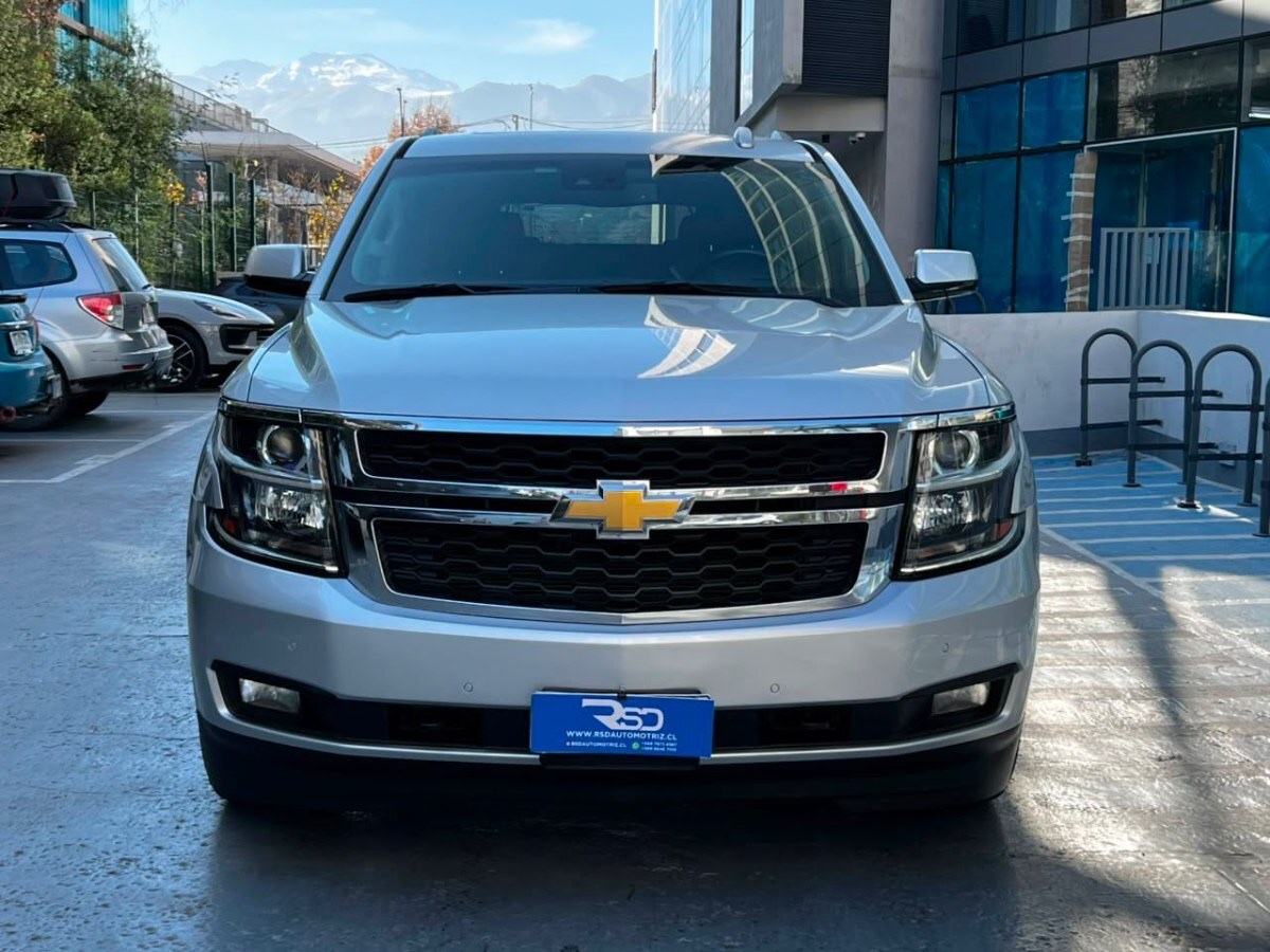 2017 Chevrolet Suburban LT miniatura 2