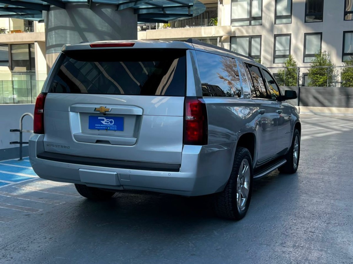 2017 Chevrolet Suburban LT miniatura 4