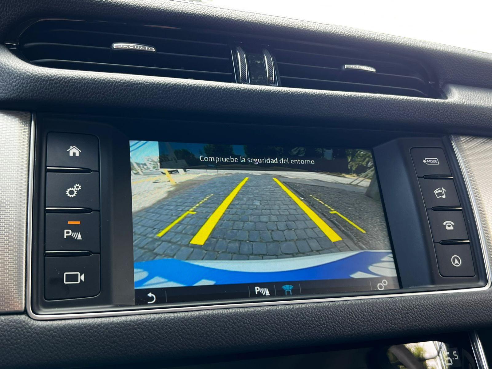 2016 Jaguar XF miniatura 10