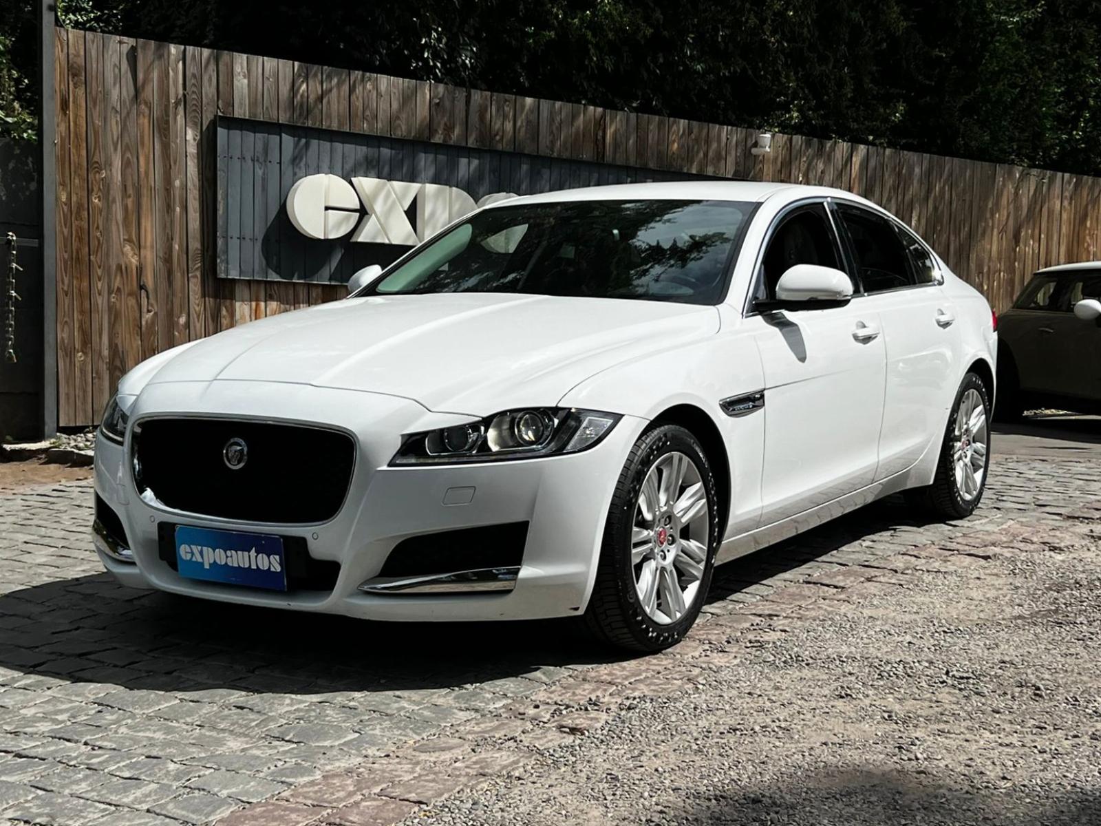 2016 Jaguar XF miniatura 2