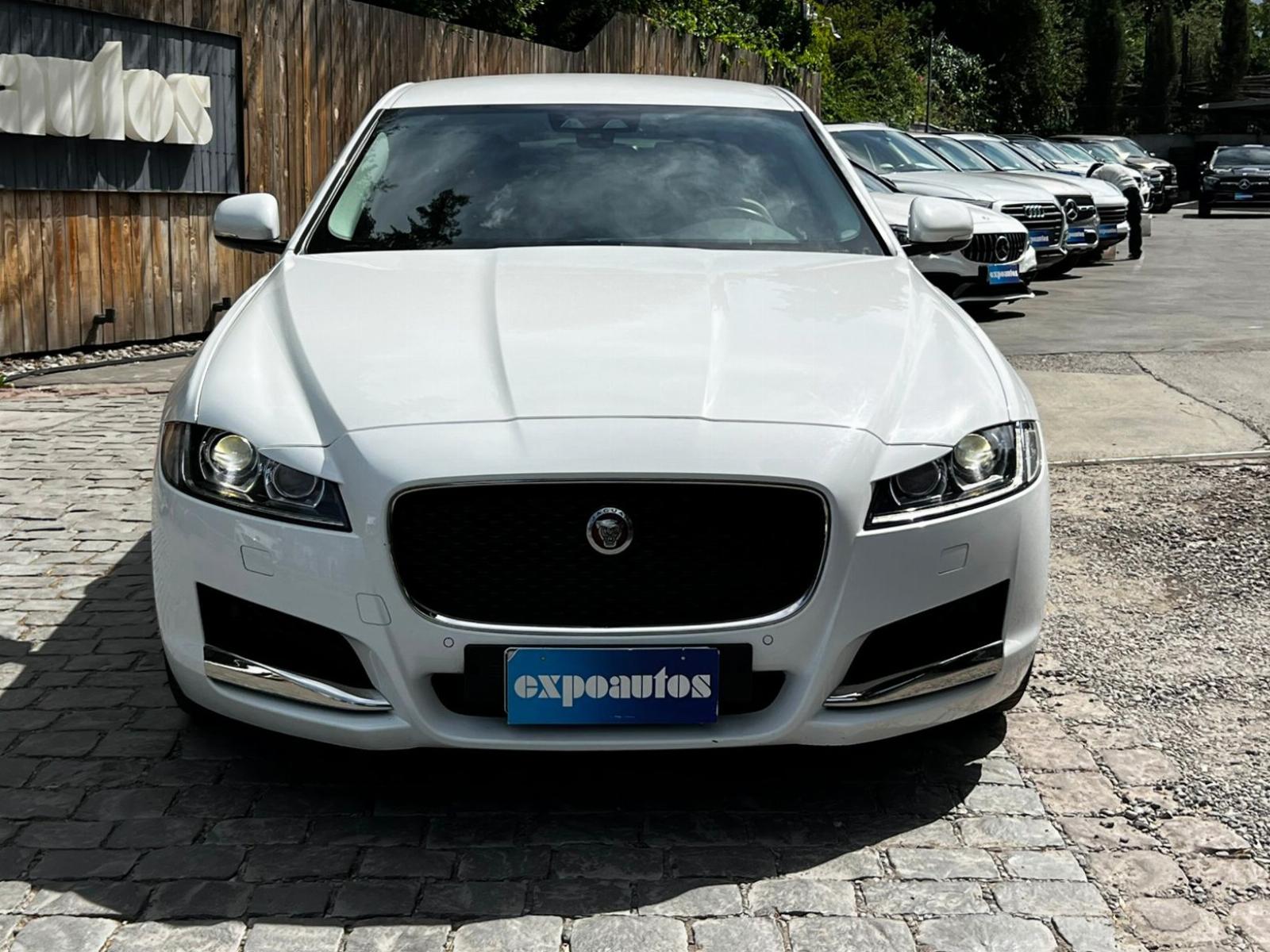 2016 Jaguar XF miniatura 3