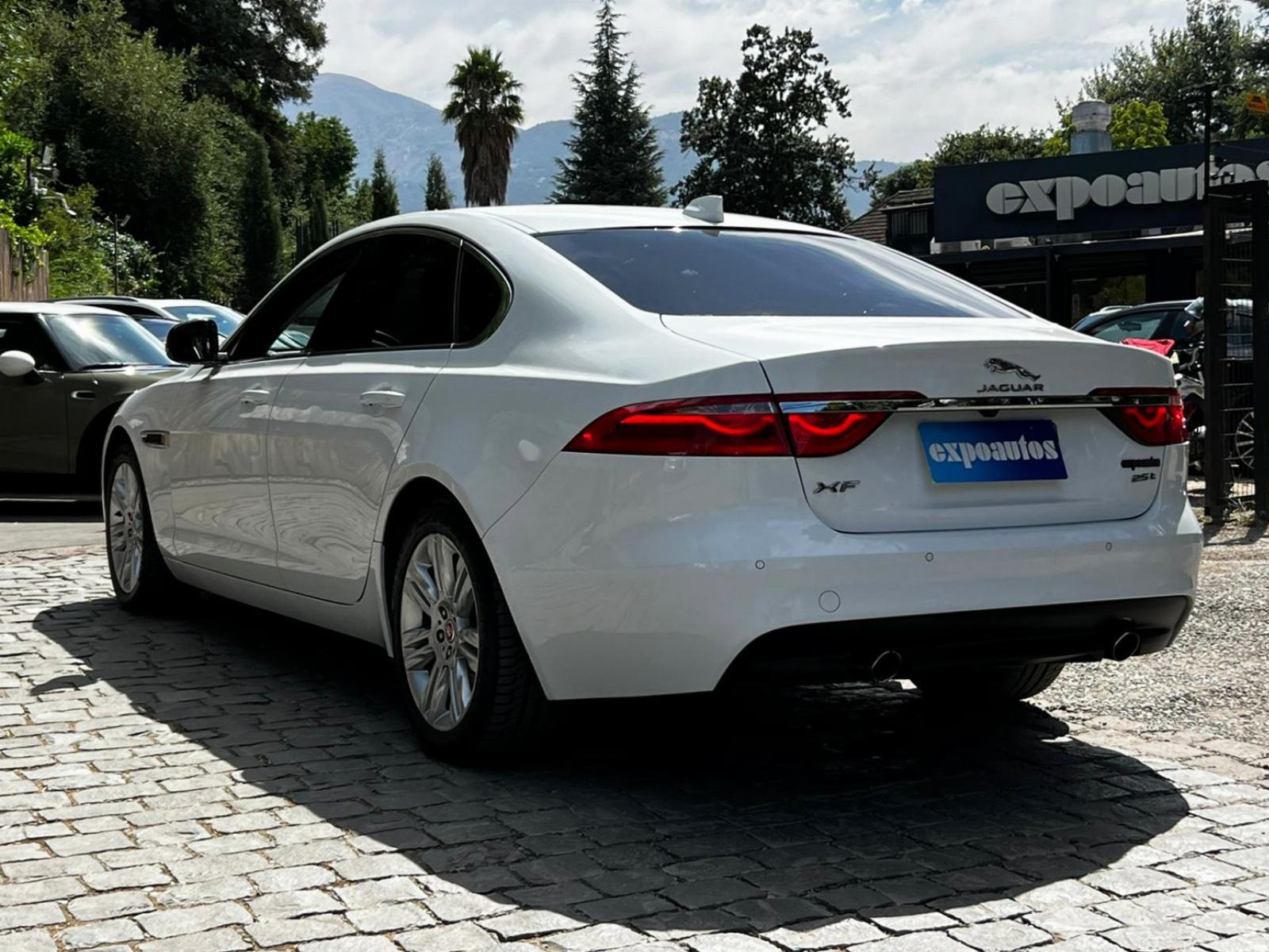 2016 Jaguar XF miniatura 4