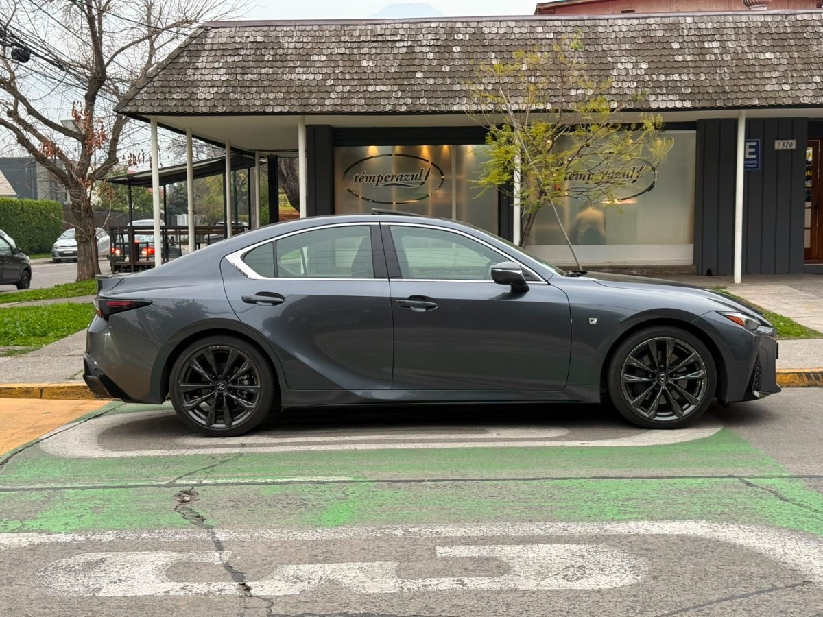 2024 Lexus IS 300 miniatura 4