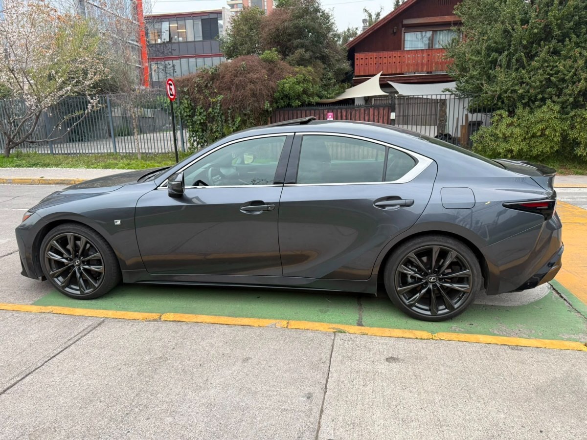 2024 Lexus IS 300 miniatura 8