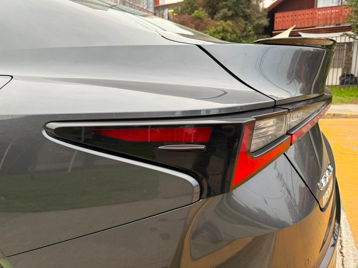 2024 Lexus IS 300 miniatura 9
