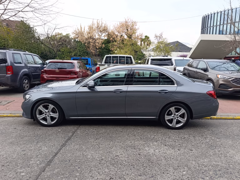 2017 Mercedes Benz E220d miniatura 3
