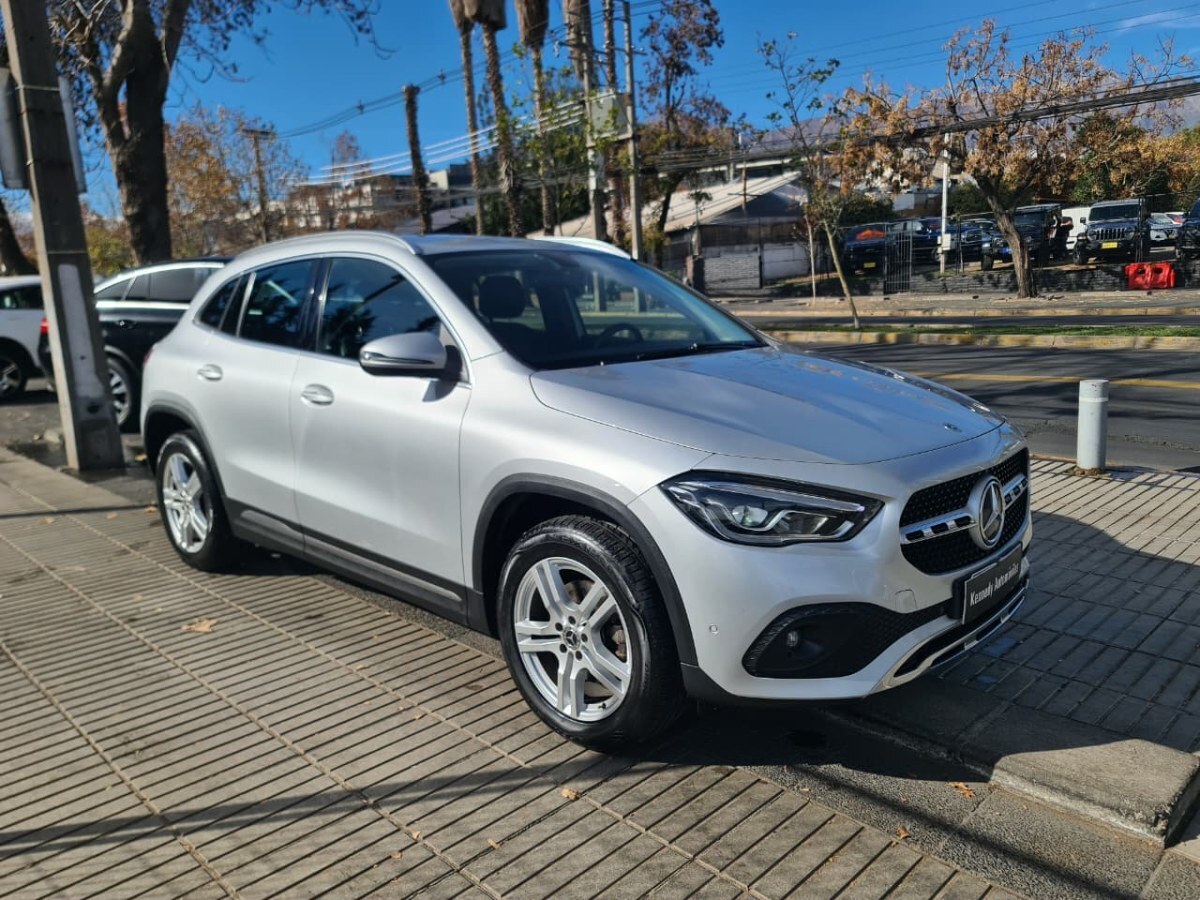 2022 Mercedes Benz GLA 200 miniatura 2
