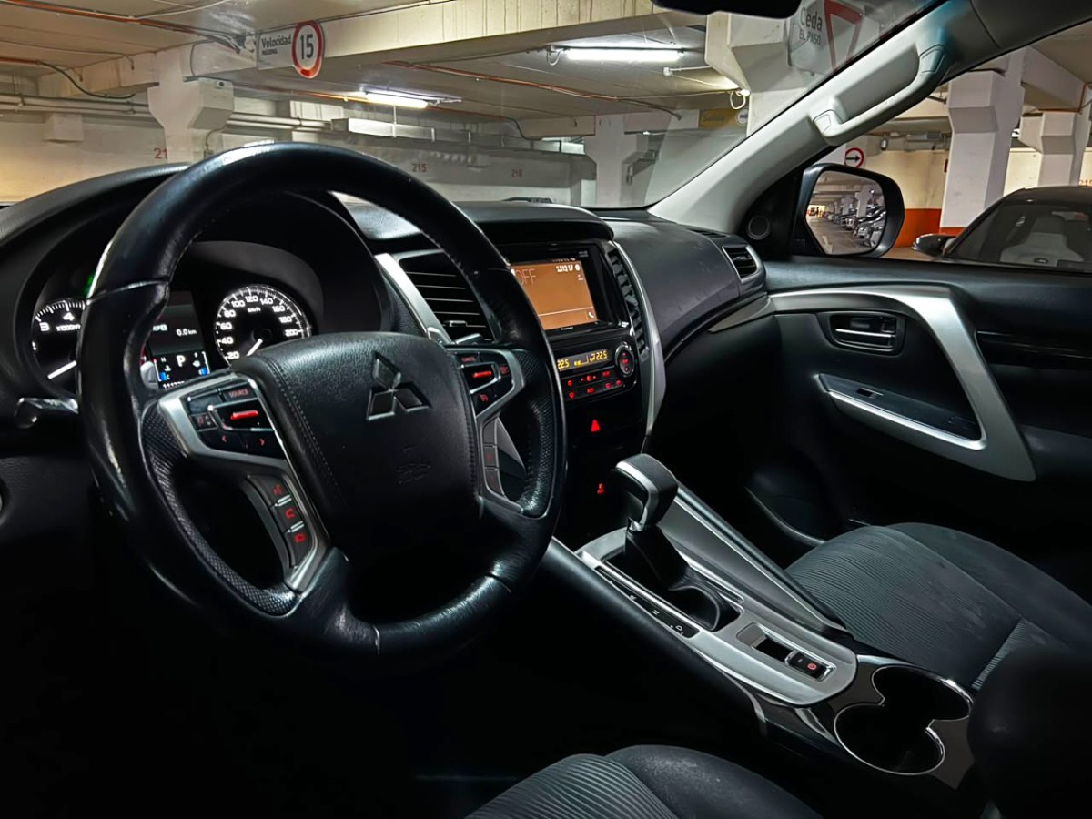2019 Mitsubishi Montero Sport miniatura 6