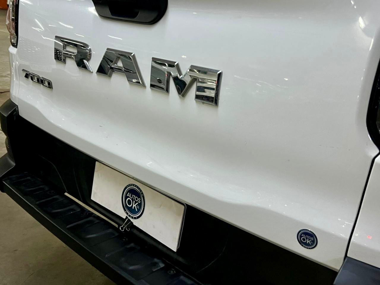 2023 RAM 700 miniatura 8