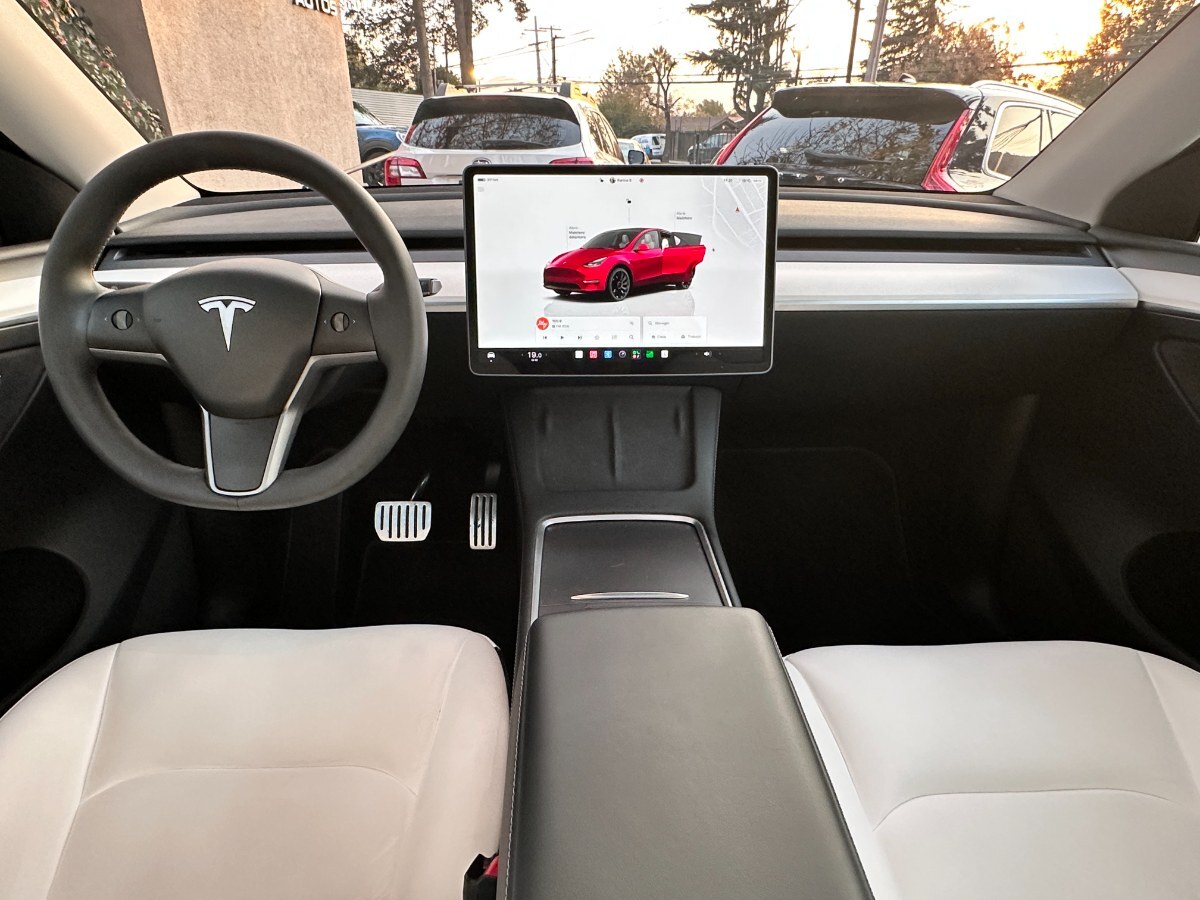2025 Tesla Model Y miniatura 11