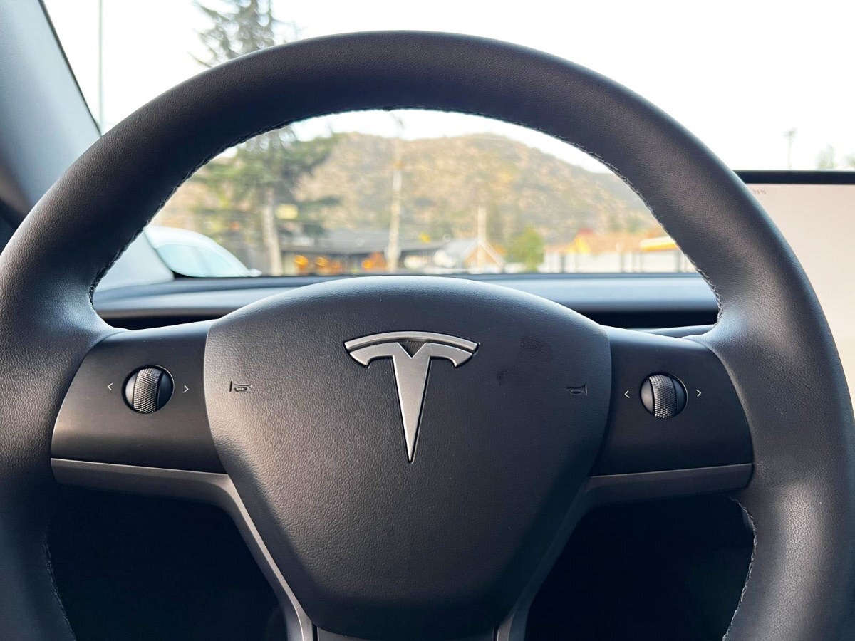 2025 Tesla Model Y miniatura 10