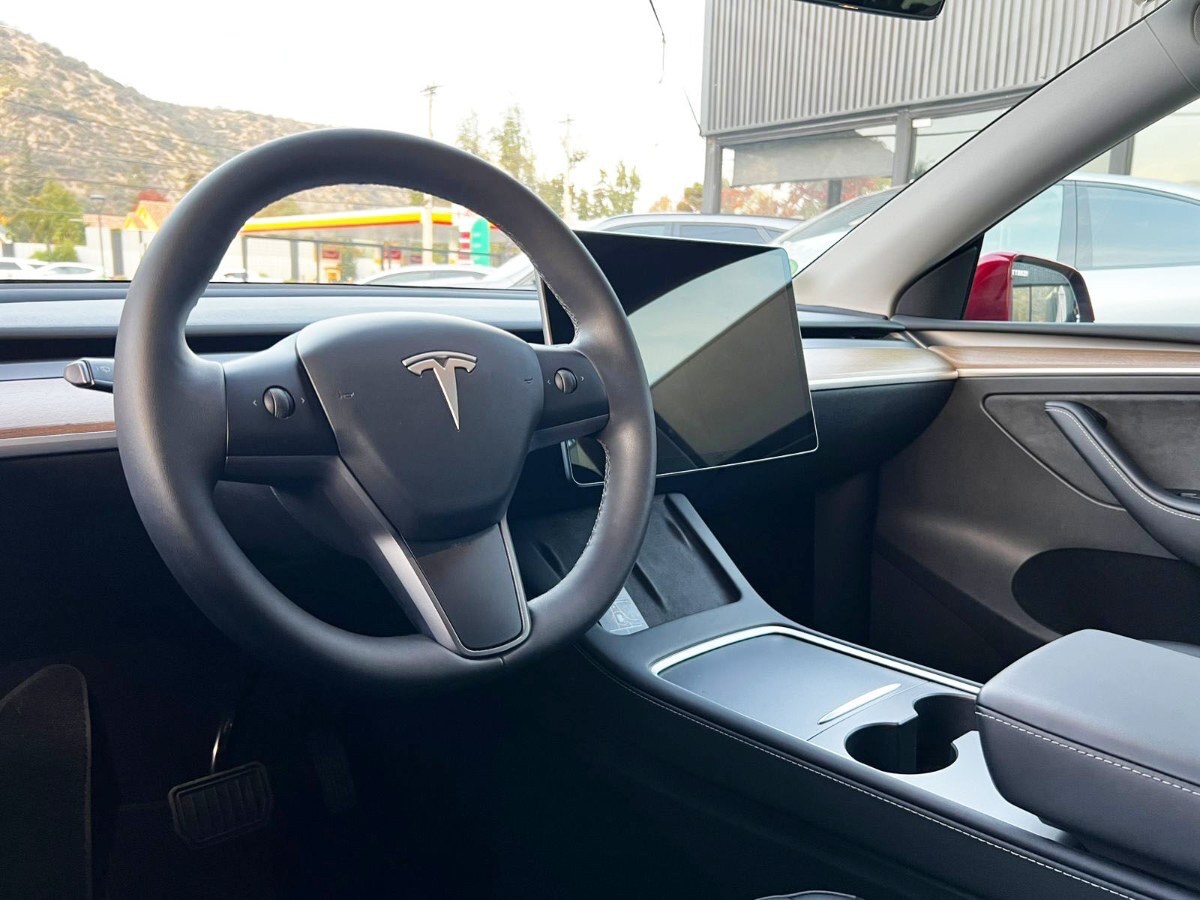 2025 Tesla Model Y miniatura 8
