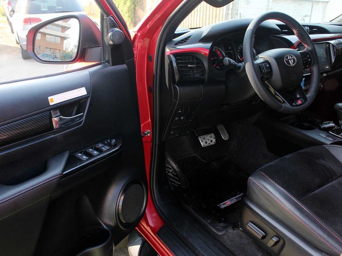2024 Toyota Hilux miniatura 18