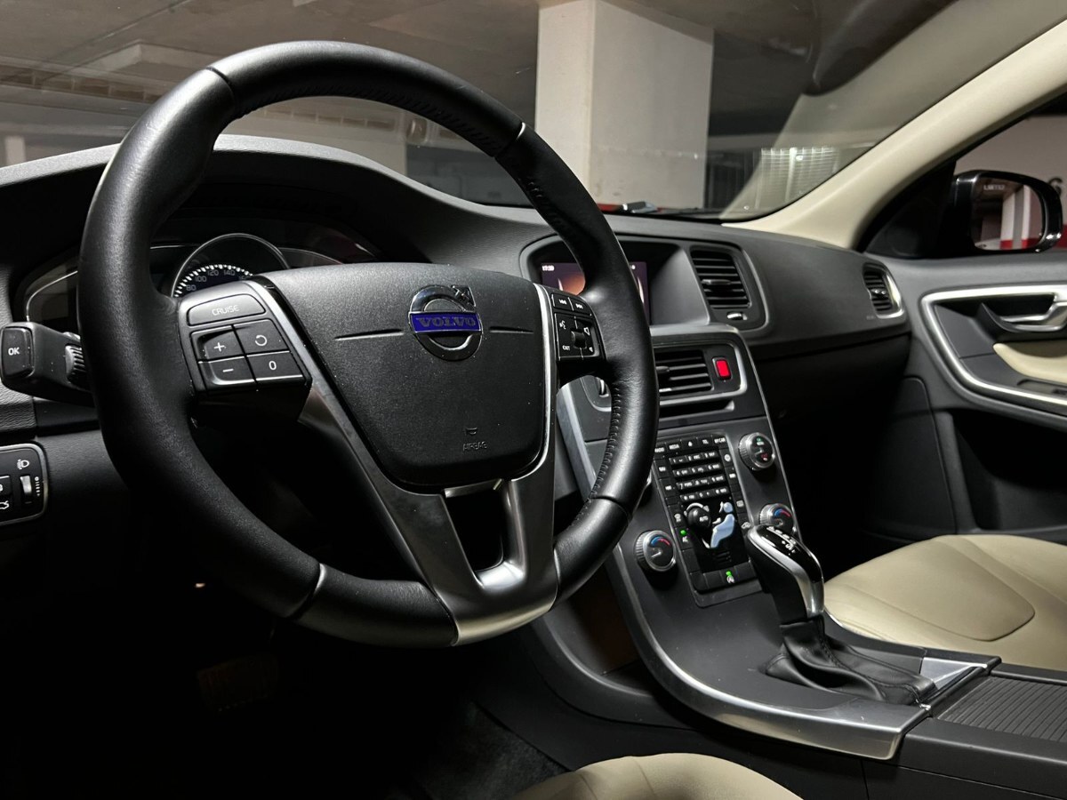 2019 Volvo V60 Cross Country miniatura 7