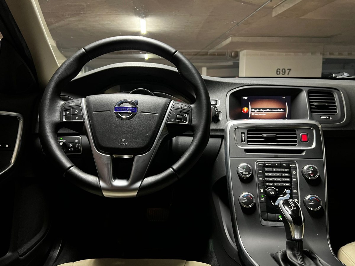2019 Volvo V60 Cross Country miniatura 8